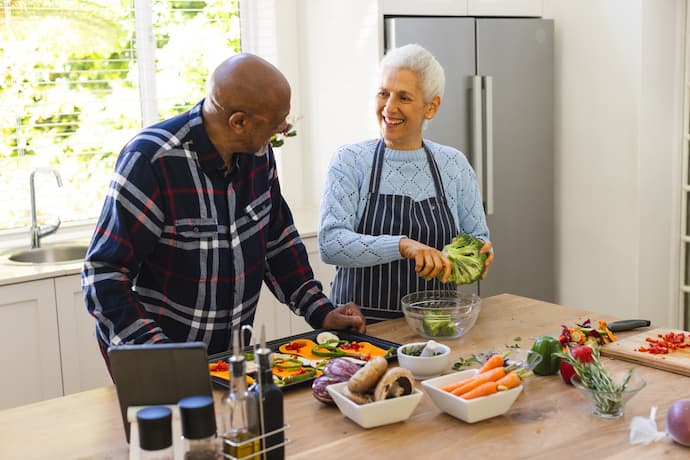 adultos con buen estado de ánimo gracias a su alimentación antiinflamatoria