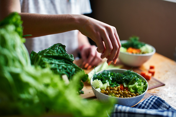 Persona tomando alimentos que fortalecen su sistema inmunológico.