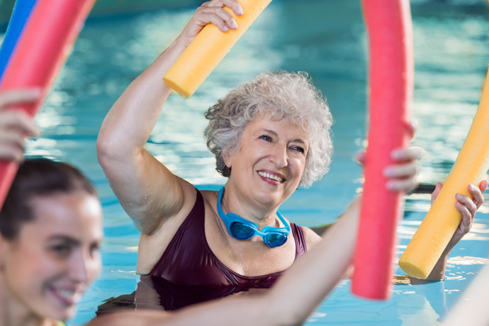 Mujeres disfrutando de los beneficios de practicar aquagym.