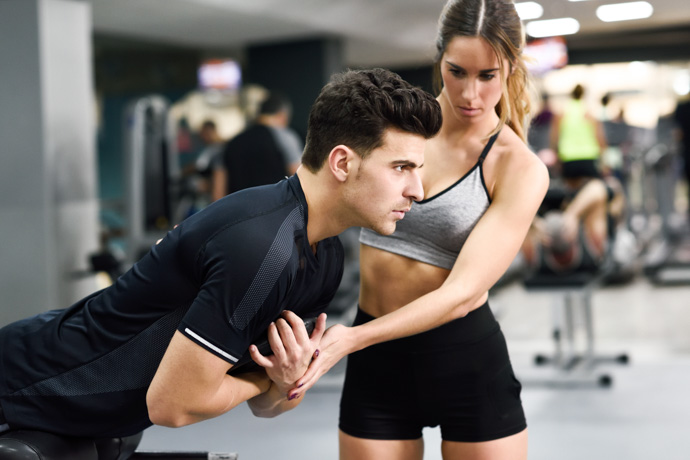 hombre haciendo abdominales con pesas