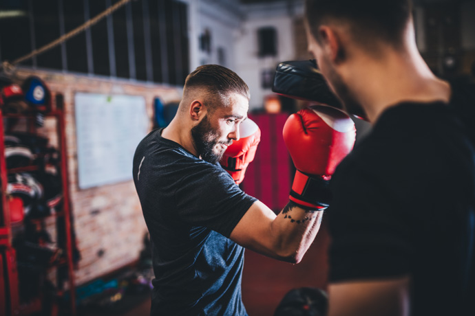 hombre practicando ejercicios de boxeo