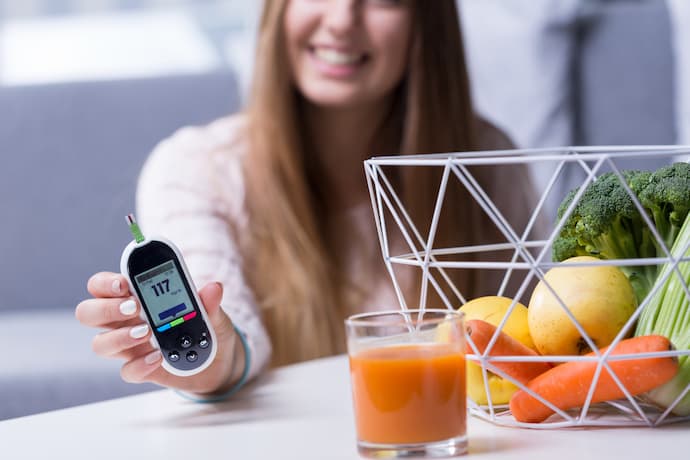 mujer con diabetes comiendo las opciones de picoteos y meriendas saludables