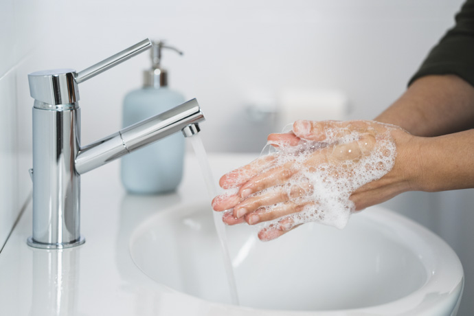Persona se lava las manos para eliminar bacterias