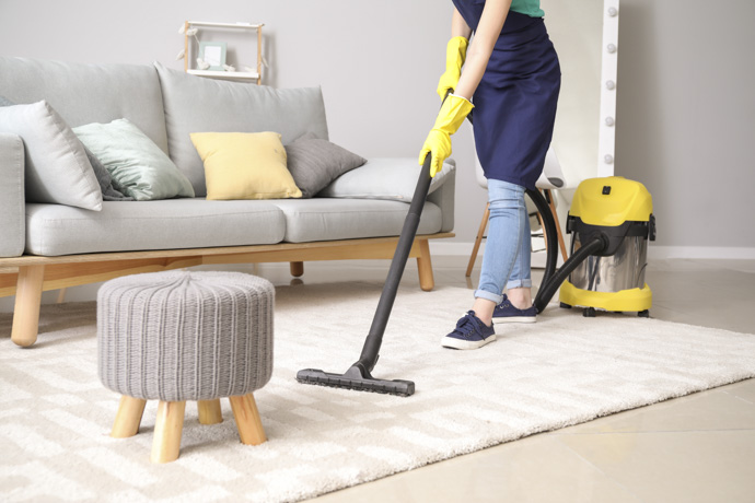 Persona limpiando casa para prevenir resfriados