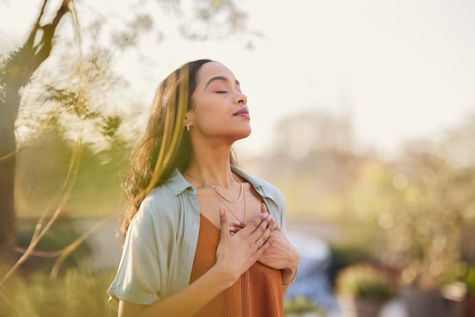 mujer practicando la respiración rítmica