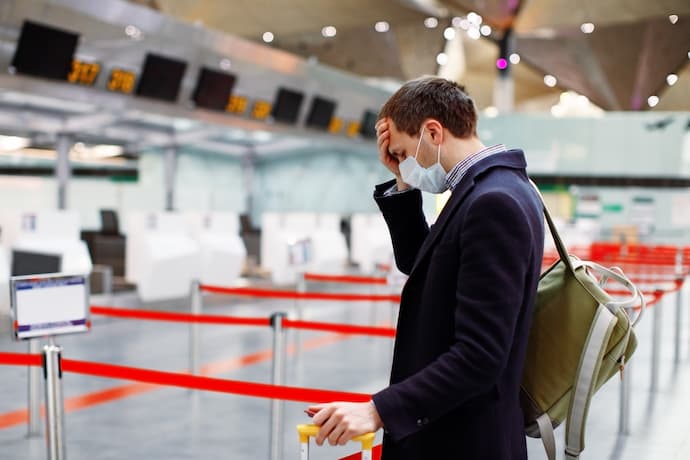 hombre con enfermedad contagiosa en aeropuerto