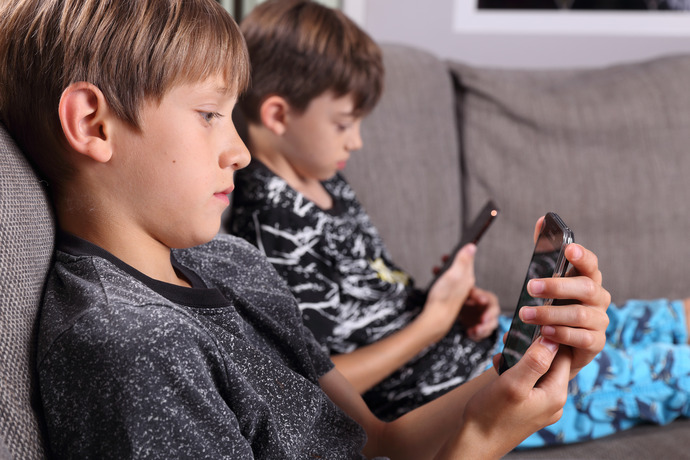 Los teléfonos móviles pueden perjudicar los hábitos saludables para niños.  