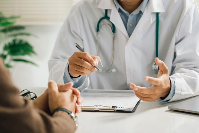 Médico explicando qué es la niebla mental a un paciente.