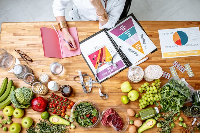 mujer analizando la pirámide alimenticia