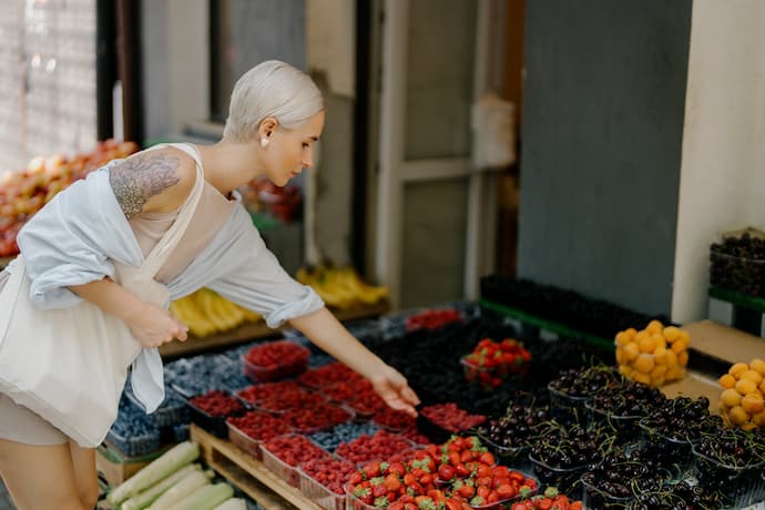 mujer escogiendo alimentos orgánicos