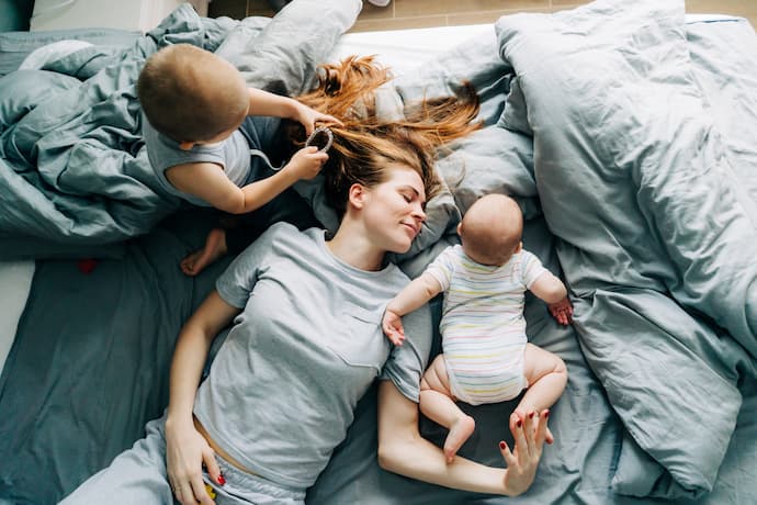 madre brindando a sus hijos amor incondicional