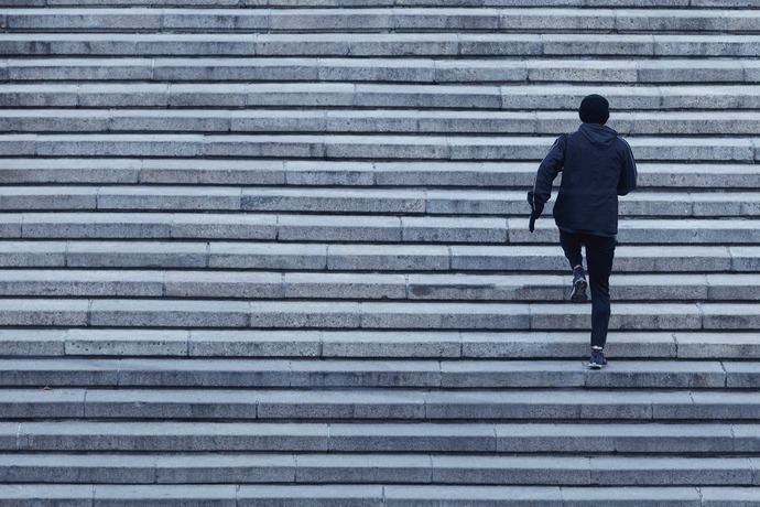 Hombre subiendo escaleras para hacer ejercicio
