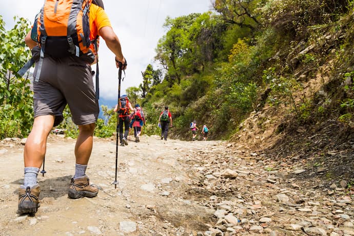 vista de espalda de personas haciendo trekking