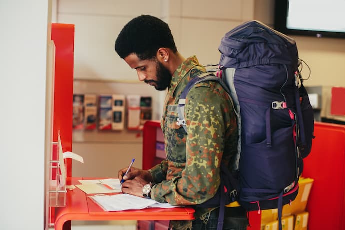 hombre llenando los requisitos de entrada para viajar a África