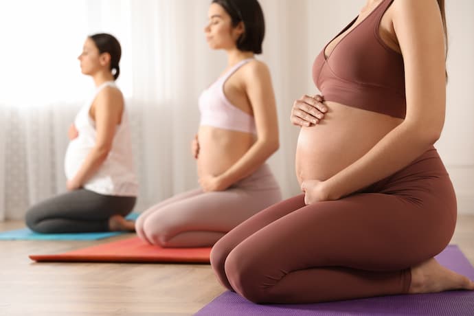 mujeres en clase de yoga para embarazadas