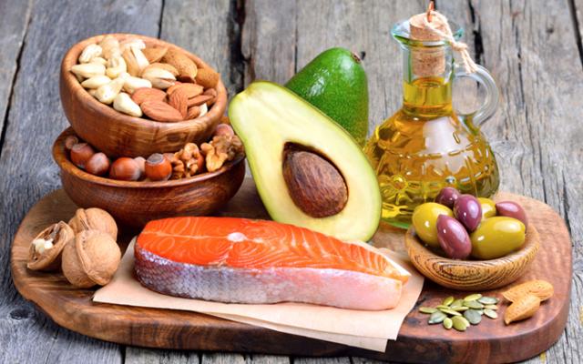 Alimentos que contienen grasas insaturadas: Aguacate, salmon, nueces, aceitunas