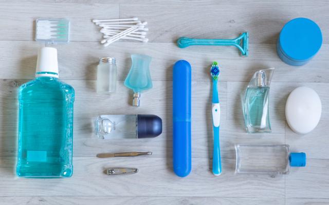 Set de higiene personal con botellas y accesorios