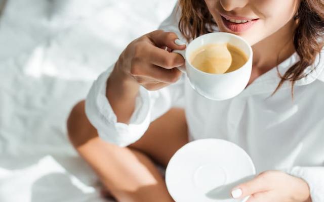 mujer disfrutando los beneficios del café