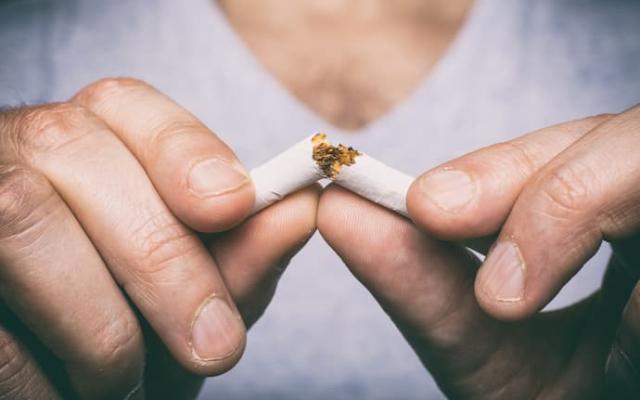 persona evitando las enfermedades que causa el tabaco