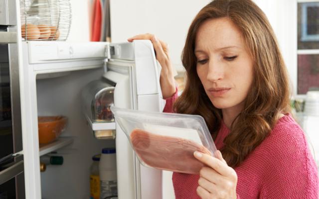 Mujer comprobando si la maltodextrina es mala para la salud.