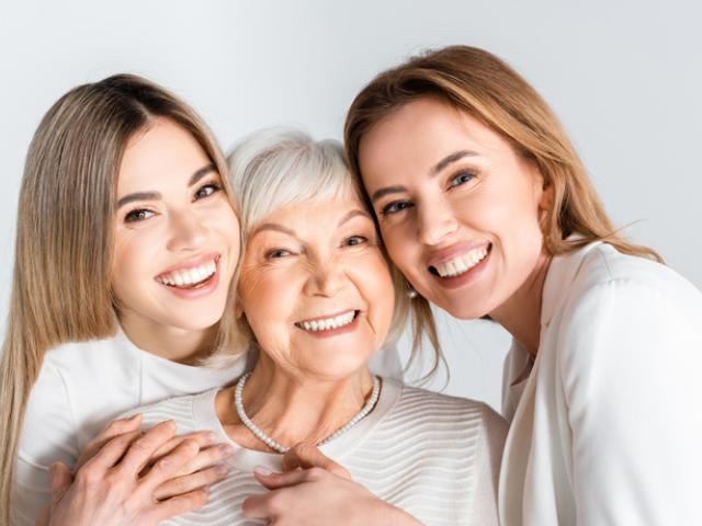 Mujeres sonriendo a la cámara