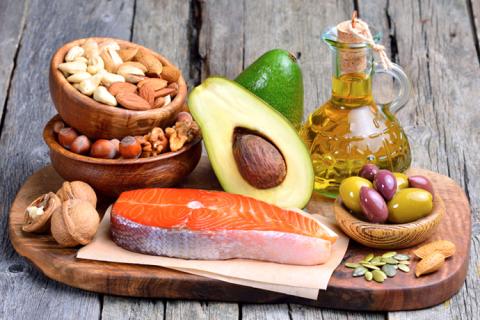 Alimentos que contienen grasas insaturadas: Aguacate, salmon, nueces, aceitunas