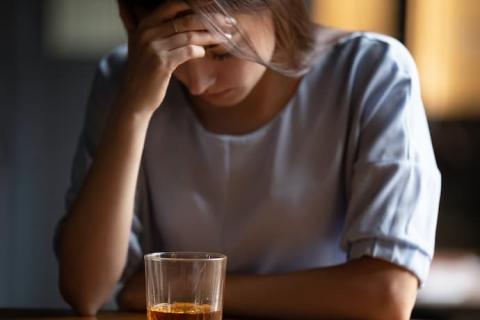 mujer con problemas de alcoholismo