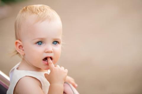 bebé con dentición infantil