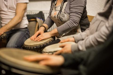 personas disfrutando la musicoterapia