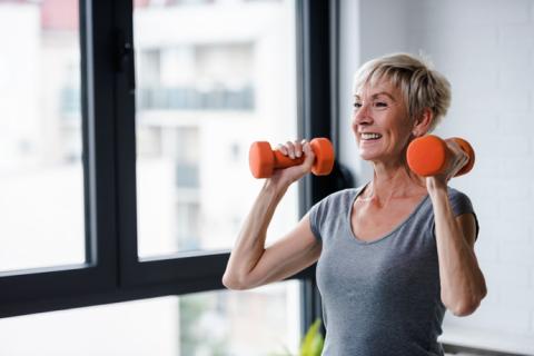 Mujer disfrutando de los beneficios del entrenamiento de fuerza. 