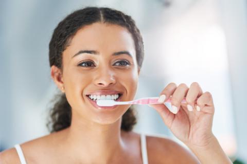 Ejemplo de cómo blanquear dientes en casa.